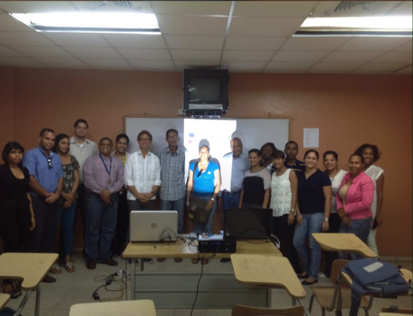 Teachers from a previous Professor Korten training in Santiago de los Caballeros, Dominican Republic, gathered in the classroom at the end of the session.